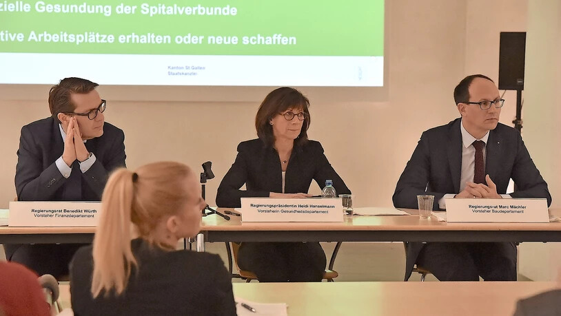 Die Strategie der Regierung stiess auf Kritik: Deswegen präsentieren Benedikt Würth, Heidi Hanselmann und Marc Mächler (von link