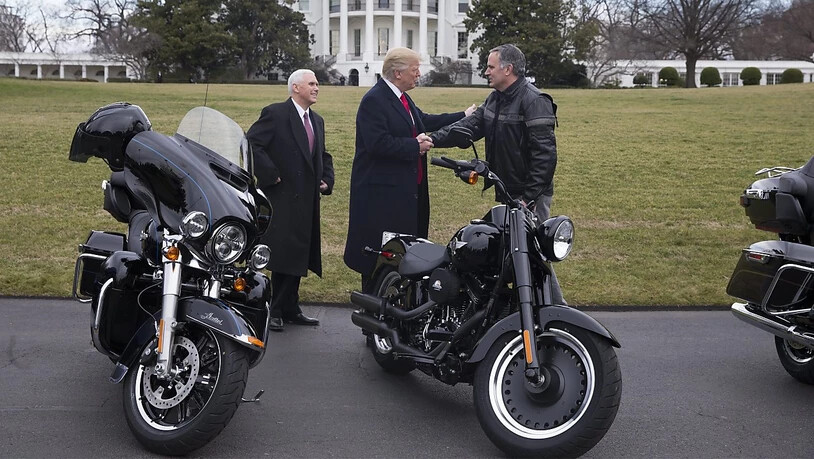 Der Chef des US-Motorrad-Herstellers Harley Davidson, Matthew Levatich (rechts), tritt zurück. Im Bild: US-Präsident Donald Trump und Vizepräsident Mike Pence outen sich als Harley-Fans. (Archivbild)