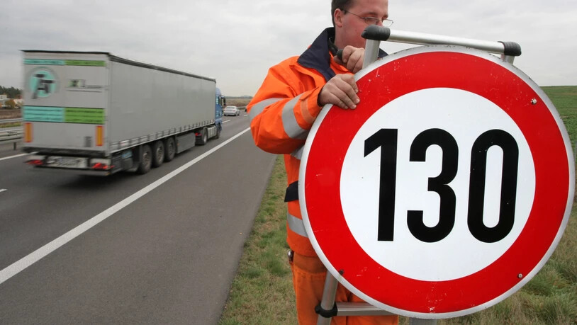 Die Diskussion über Tempolimits auf deutschen Autobahnen ist neu entfacht. Die SPD fordert die Einführung von Tempo 130 auf Autobahnen, um die Schadstoffbelastung zu senken. (Archivbild)