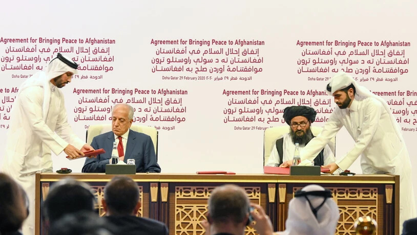 Das Abkommen in Doha wurde im Beisein von Vertretern aus rund 30 Staaten vom US-Sondergesandten für Afghanistan, Zalmay Khalilzad (l), und dem politischen Chef der Taliban, Abdul Ghani Baradar, unterzeichnet.
