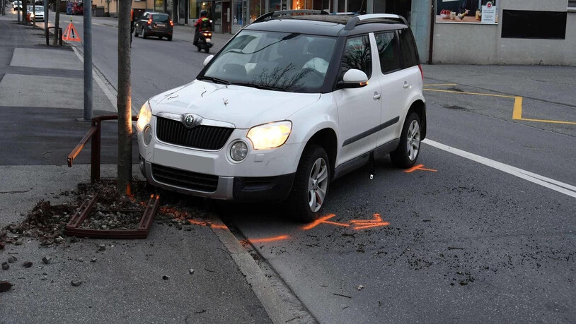 Auto trifft Baum - wie es dazu gekommen ist, ist noch unklar.
