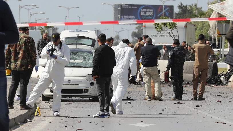 Sicherheitskräfte untersuchen in Tunis nach einem doppelten Selbstmordanschlag auf die US-Botschaft den Tatort.