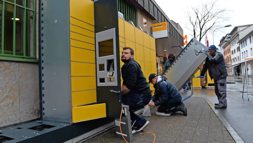 Ruckzuck aufgebaut: Handwerker installieren vor der Poststelle in Glarus einen neuen «My Post 24»-Automaten.