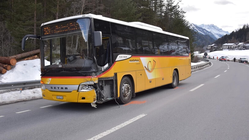 Das Postauto wurde beschädigt, der Chauffeur und die Fahrgäste blieben unverletzt.