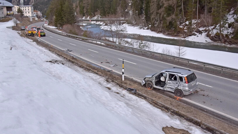 Das Auto wurde total beschädigt und blieb am Fahrbahnrand stehen.