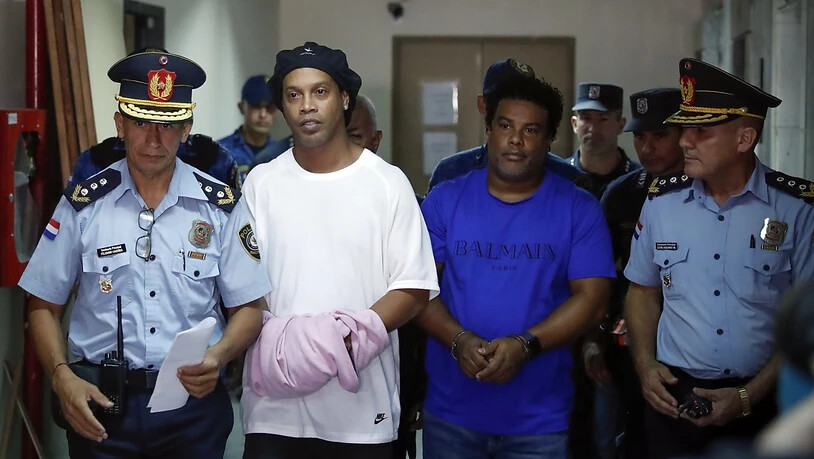 Muss weiter im Gefängnis sitzen: Ex-Fussballprofi Ronaldinho (zweiter von links) und sein Bruder  Roberto de Assis auf dem Weg zu einem Gerichtstermin.