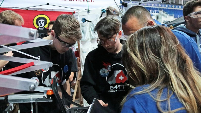 Den Roboter vorstellen: Julian Steiner und Florian Wiederkehr (v.l.) zeigen den Juroren den Code.