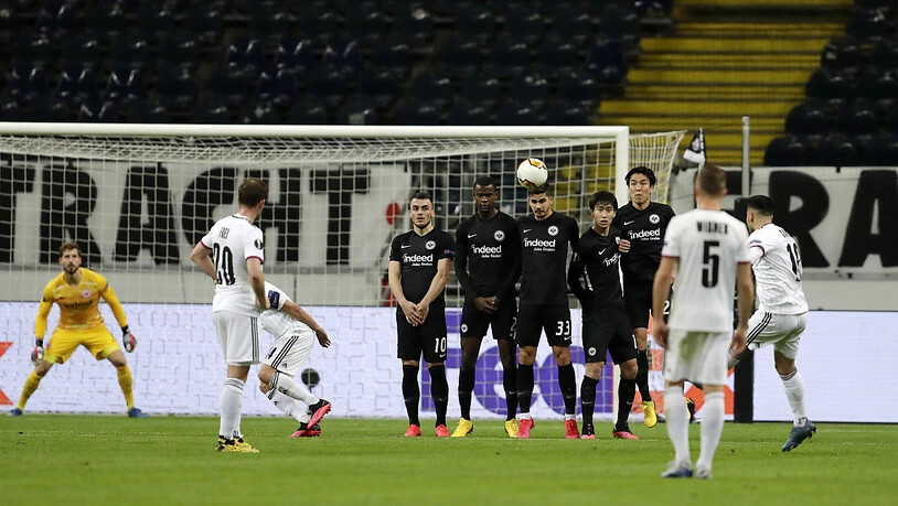Vor leeren Zuschauerrängen in Frankfurt: Samuele Campo zirkelt einen Freistoss zum 1:0 ins Tor