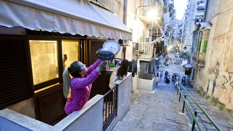 Menschen in ganz Italien musizieren auf ihren Balkonen gegen die Einsamkeit. EPA/CIRO FUSCO Geo-Information: Italien/Neapel Quelle: EPA Fotograf: CIRO FUSCO