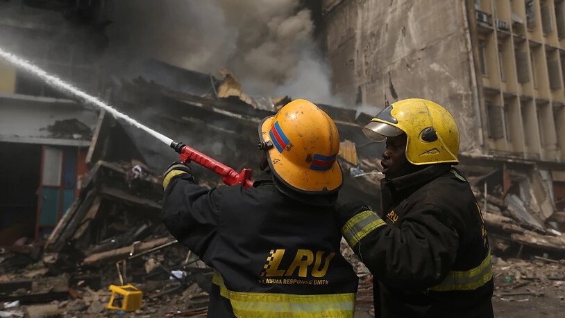 Feuerwehrleute beim Löschen eines Brandes in Lagos. (Archivbild) (AP Photo/Sunday Alamba)