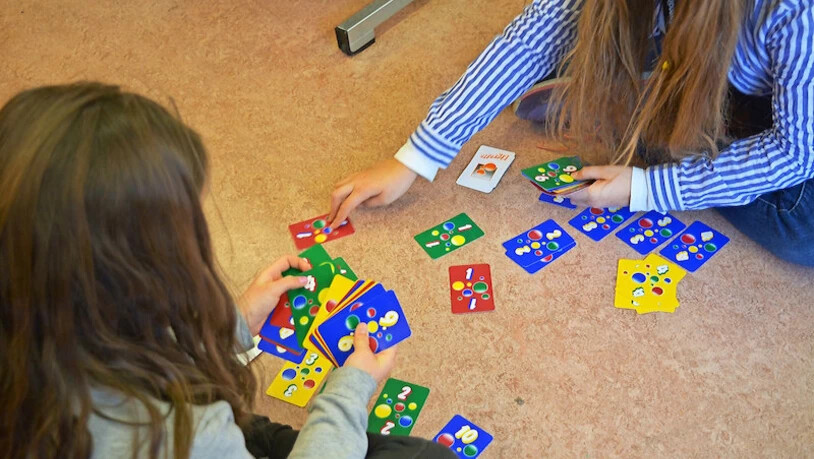 Gegen die Langeweile: Zwei Schülerinnen vertreiben sich im Schulhaus in Oberurnen die unfreiwillig freie Zeit.Bild Daniel Fischli