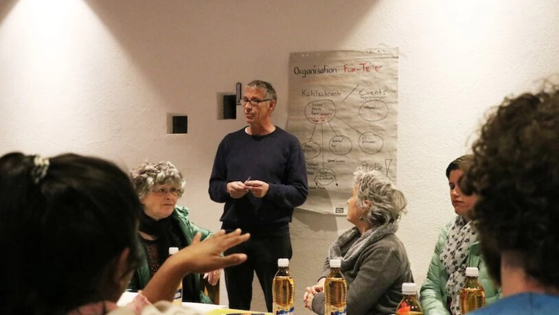 3. Sitzung: Beni Landolt gibt den Leuten von «Ässä fair teilä GL» den jüngsten Stand des Projekts bekannt.