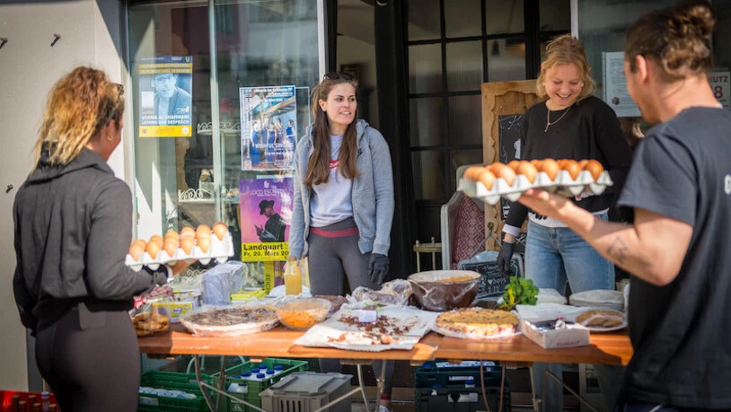  Verteilaktion: Das «Kaffee Klatsch» am Rapperswiler Hauptplatz um Geschäftsführerin Viviana Cappiello (2.v.l.) geben nicht mehr verwertbare Lebensmittel gratis heraus – anstatt sie zu entsorgen.