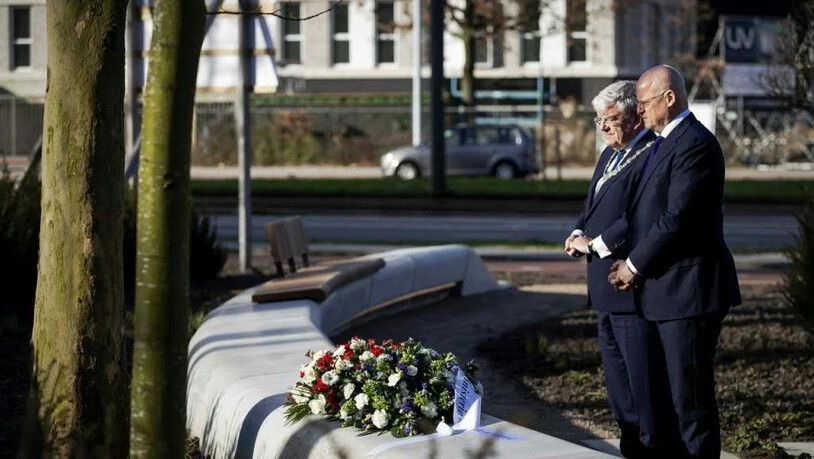 Im Gedenken an die Opfer des Terroranschlags in einer Strassenbahn in Utrecht haben Bürgermeister Jan van Zanen 
und der niederländische Justizminister Ferdinand Grapperhaus am Tatort einen Kranz niedergelegt.