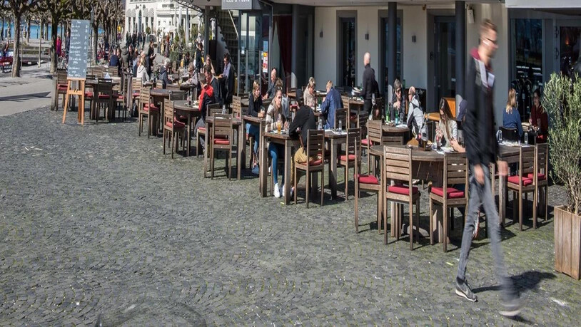 Am Montag sitzen nur wenige Gäste in den Restaurants an der Hafenpromenade – die Abstandsregeln sind einigermassen eingehalten.