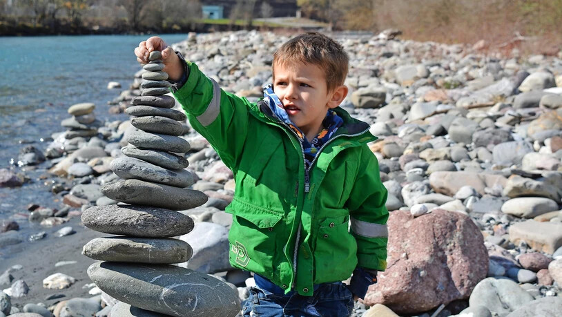 «So hoch»: Der 5-jährige Louis vor seinem Steinturm.