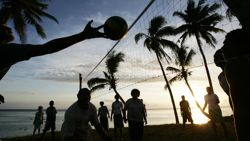 Menschen spielen Volleyball an einem Strand auf dem pazifischen Inselstaat Fidschi in der Region der Hauptstadt Suva. (Archivbild)