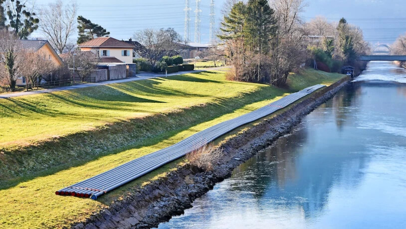 Lange und schwarz: Die Abschnitte der Abwasserleitung sind je einen Kilometer lang.