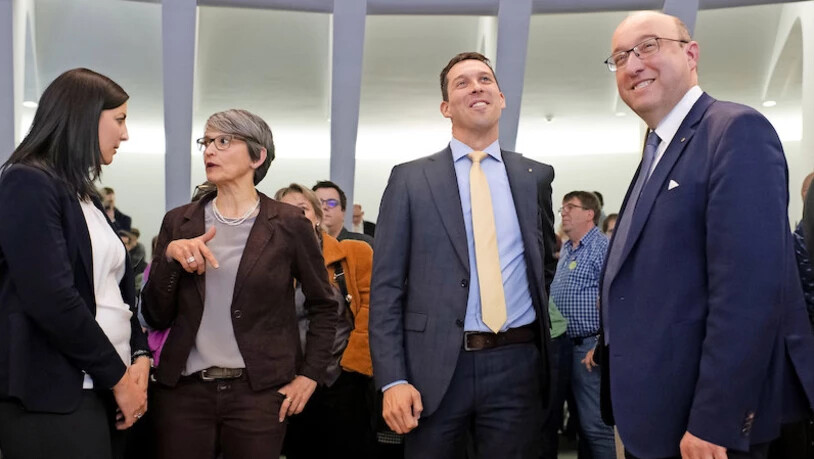 Müssen gute Miene machen: Laura Bucher (SP, links) Michael Götte (SVP, 2.v.r) und Beat Tinner (FDP, rechts) kämpfen um die zwei noch offenen Sitze in der St. Galler Regierung – auch wenn das Coronavirus einen normalen Wahlkampf verhindert.