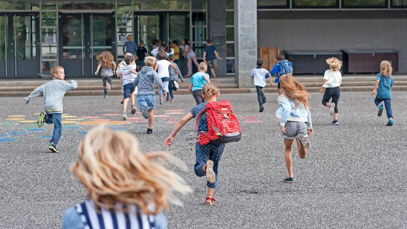 Zum Davonlaufen: An der Primarschule Ennenda gibt es eine erhöhte Präsenz von Lehrern auf dem Pausenplatz. Über das Vorgehen sind sich nicht alle einig. 