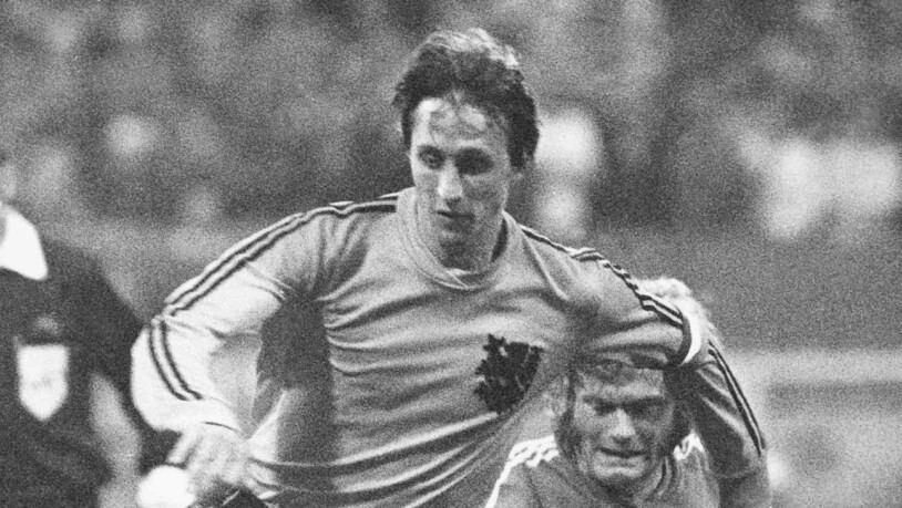 Johan Cruyff (links) in einem Spiel der WM 1974 gegen den Schweden
