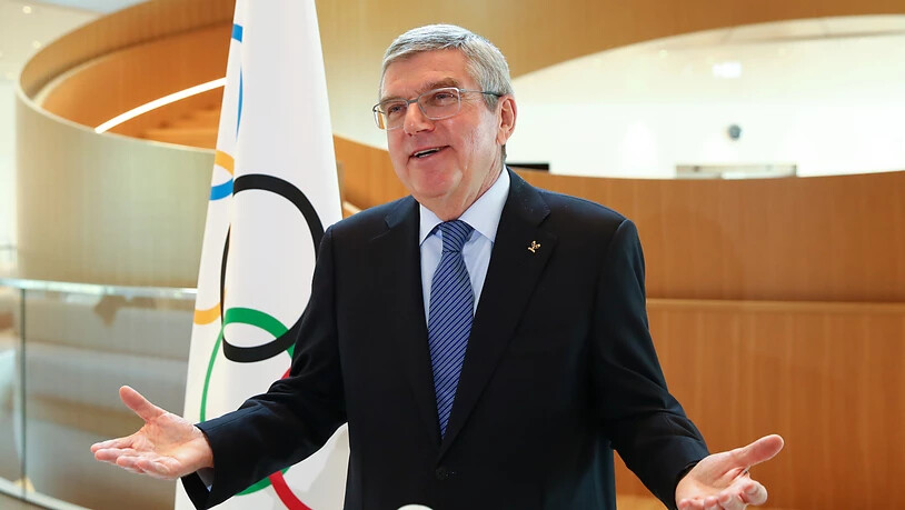 Symbolische Geste: IOC-Präsident Thomas Bach weiss auch noch nicht, wann die Sommerspiele in Tokio stattfinen sollen
