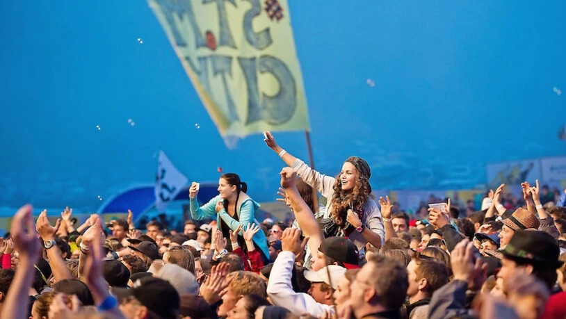 Danach sehnen sich jetzt viele: Tuchfühlung in der Masse bei einem der sommerlichen Musikfestivals in der Region, wie hier auf einer Aufnahme vom Open Air Lumnezia vor fünf Jahren.