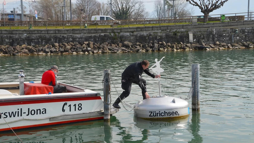 Auf gehts: Die Weinboje wird losgelöst.