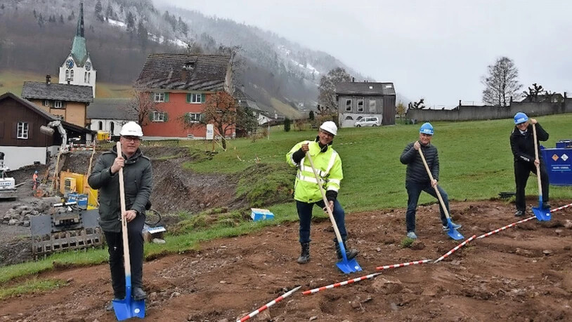 Coronasicher auf Zwei-Jalon-Distanz: Hansruedi Marti, Fridolin Rhyner, Hanspeter Zweifel und Hansruedi Zopfi beim Spatenstich.