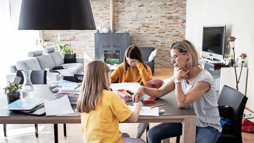 «Ich frage mich, wie das die Kinder machen, deren Elternteile nicht zu Hause sind»: Andrea Freuler hat als lehrende Mutter alle Hände voll zu tun.