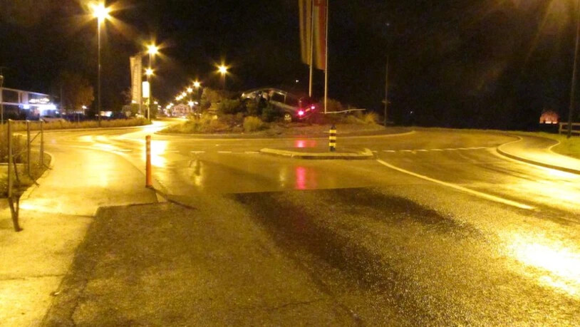 Der VW auf dem Kreisel: So trifft die Polizei die Situation nach dem Unfall an, der Fahrer ist verschwunden.