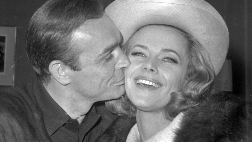 Sean Connery küsst Honor Blackman auf einer Party im März 1964 in den Pinewood Film Studios in Iver Heath, England.
