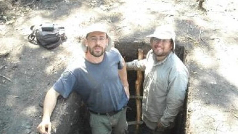 Dr. Umberto Lombardo vom Geographischen Institut der Universität Bern (links) und José Capriles von der Pennsylvania State University (rechts) bei den Ausgrabungen in der bolivianischen Savanne, wo sie eine bahnbrechende agrikulturelle Entdeckung machten…
