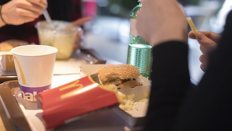 Das Geschäft der weltgrössten Fast-Food-Gruppe McDonald's leidet unter der Coronakrise. Im März sind deutlich weniger Burger und Fritten verkauft worden.(Archivbild)