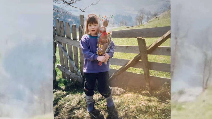 Fangen wir mit einer Osterhasen-Suche im Freien an. Wer zeigt hier wohl stolz seinen Fund in die Kamera?