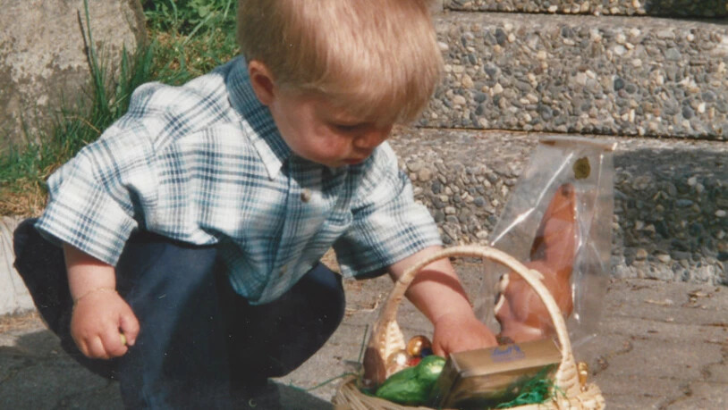 Ein Junge und sein Schokohase. Wer war der glückliche Knirps?