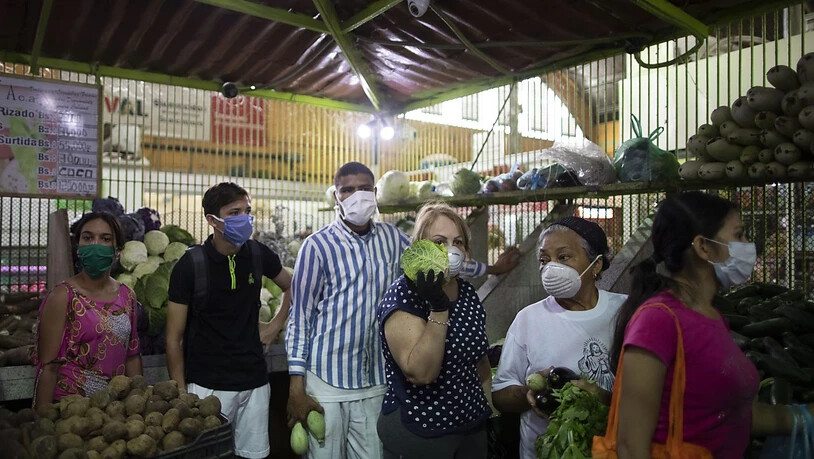 Die Versorgungslage in Venezuela war schon vor dem Ausbruch der Coronavirus-Krise fatal und die Menschen müssen derzeit weiterhin vielerorts Schlange stehen. (Archivbild)