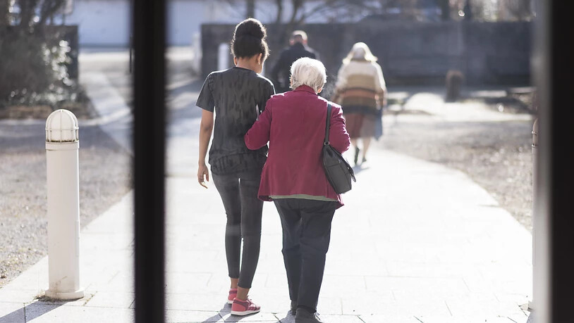Die Bevölkerung der Schweiz hat im letzten Jahr leicht zugenommen - insbesondere der Anteil der älteren Personen stieg an. (Symbolbild)