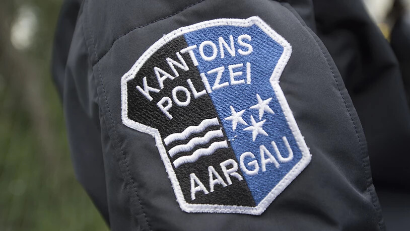 Die Aargauer Kantonspolizei nahm zwei Junglenker nach einer nächtlichen Raserfahrt vorläufig fest. (Symbolbild)