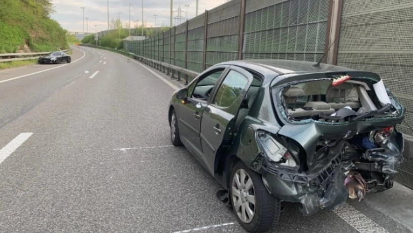 Bein einem Auffahr-Unfall nahe Glattbrugg ZH sind am Sonntagnachmittag zwei Insassen eines Fahrzeugs verletzt worden. (Bild: Kantonspolizei Zürich)