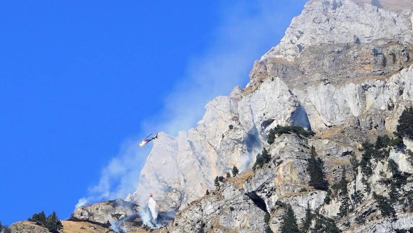 Am Abend des Karfreitags: Mit dem Helikopter muss ein Brand am Schilt gelöscht werden. Bild Werner Beerli-Kaufmann