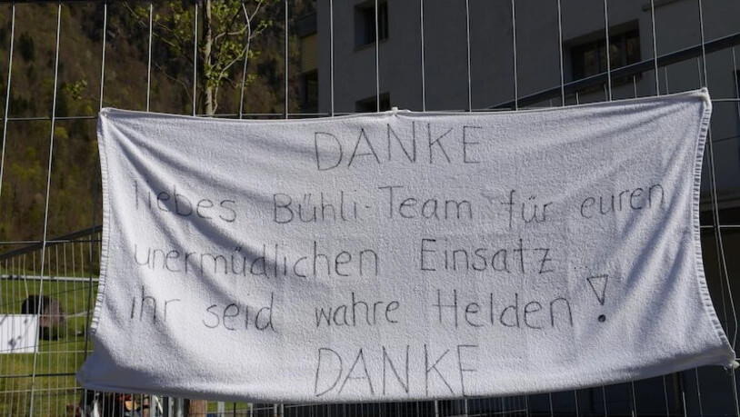 Zusätzlich isoliert: Vor dem Alters- und Pflegeheim Bühli in Ennenda schliesst ein Mitarbeiter den Zaun, der augenfällig die Aussenkontakte limitiert.Bilder Fridolin Rast