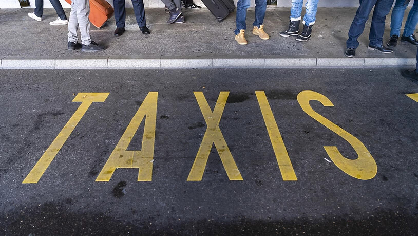 Viele Taxifahrer kämpfen während der Corona-Pandemie mit massiven Einnahmeausfällen. Die nationalrätliche Wirtschaftskommission will ihnen nun helfen. (Archivbild)