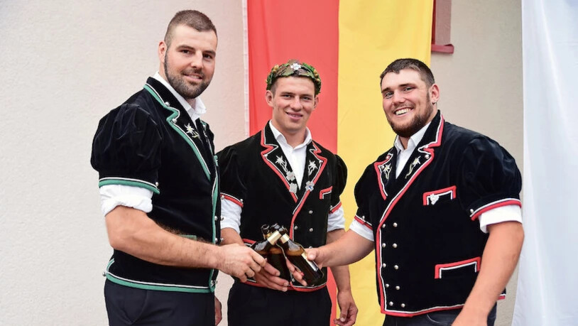 Da war die aktuelle Situation noch unvorstellbar: Tobias Riget (links) und Pirmin Gmür stossen im vergangenen August anlässlich des Empfangs in Schänis mit Dominik Oertig auf dessen Kranzgewinn in Zug an.