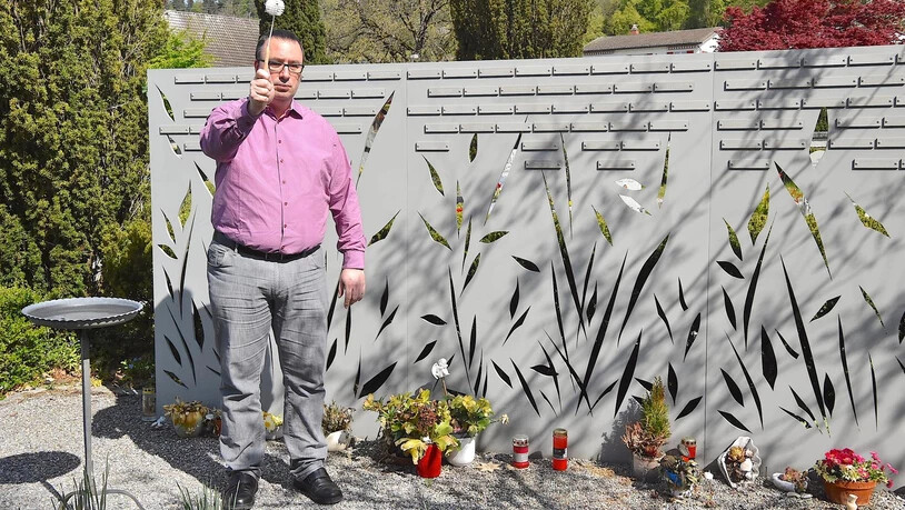 Das Grab segnen:Michael Pfiffner, katholischer Pfarrer in Uznach, trifft Angehörige bei einer Beerdigung aktuell direkt am Grab.