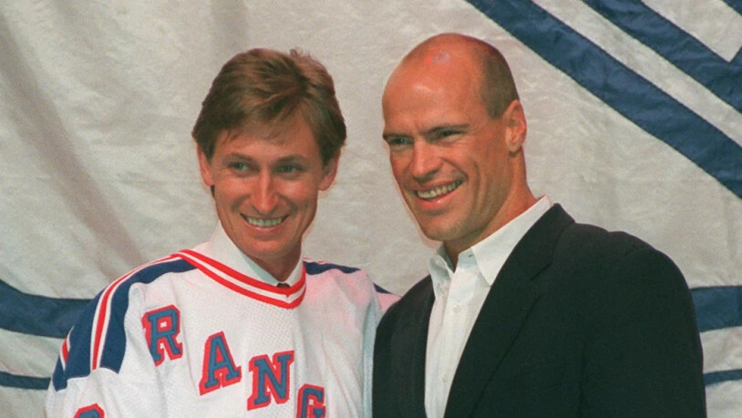 Wayne Gretzky (links) posiert mit Mark Messier, einer anderen NHL-Legende. Die beiden waren einst Teamkollegen in Edmonton, als die Oilers in den frühen Achtzigerjahren vier Mal in Folge den Stanley Cup gewannen