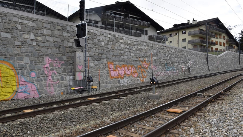 Am Bahnhof Klosters Platz wurden Sachbeschädigungen in der Höhe von 10`000 Franken verursacht.