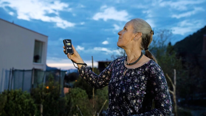 Auf der Pirsch: Mit dem Detektor macht Monica Marti die Fledermäuse hörbar.