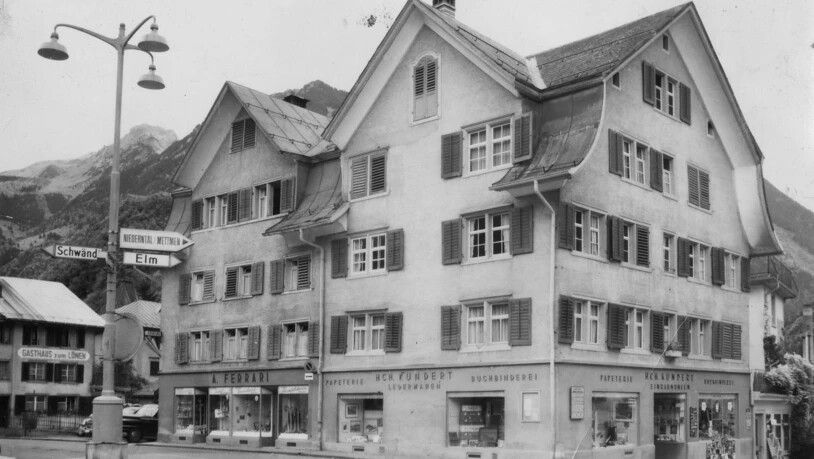 In Schwanden erwerben Antonio Ferrari und seine Frau einen Hausteil an der Bahnhofstrasse, wo sie ihr Geschäft einrichten.