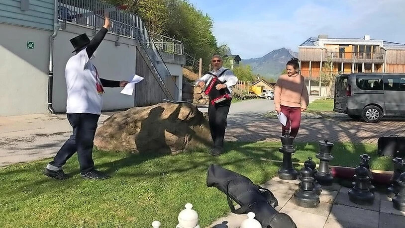 Etwas Freude schenken: Pietro L’Abate (links) singt mit Heiri Trümpy am Akkordeon und Helena Golling vor dem «Lihn» in Filzbach.